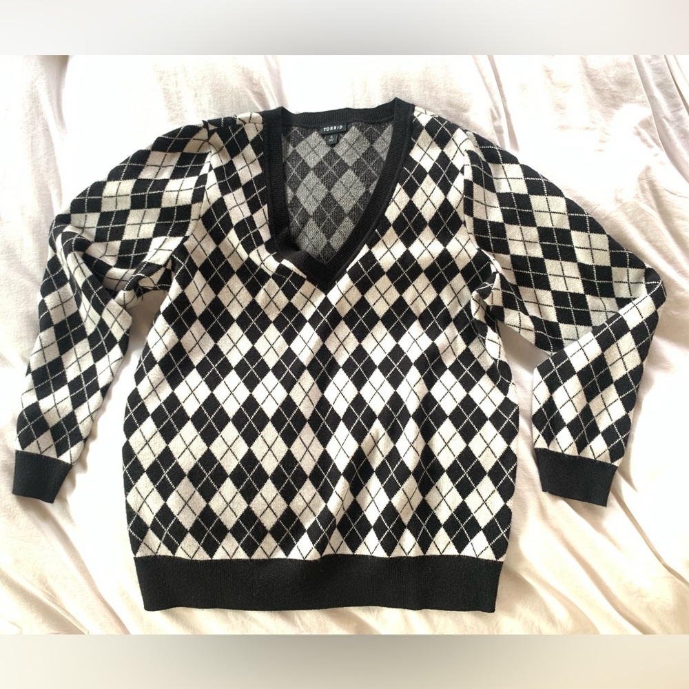 Torrid NWOT Black & white diamond pattern v neck sweater.